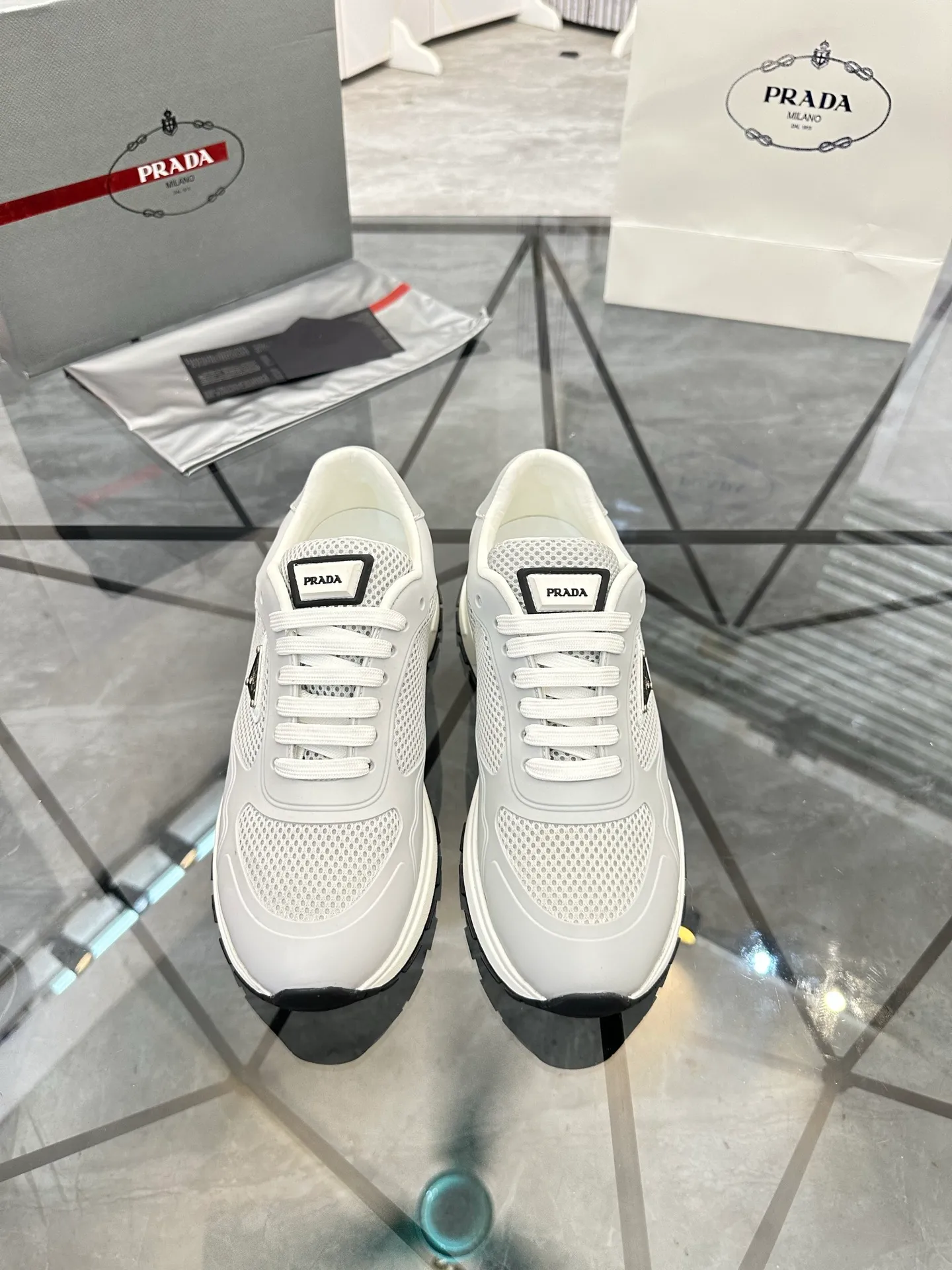 Men's shoes for sale 💰: 💰P600¥ High-end top quality Product trademark: Prada *"Prada*" low-top casual shoes Regular size: 38-45 (can be customized to 46) Product materials: Upper imported glue splicing original material, breathable lining, cowhide foot pads, original outsole. Number: 832